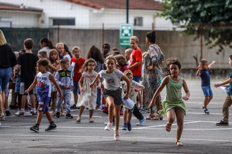 Césarienne à 100 000 dollars et pistolet pour un enfant de 5 ans : le quotidien surprenant d&rsquo;une famille américaine en fuite