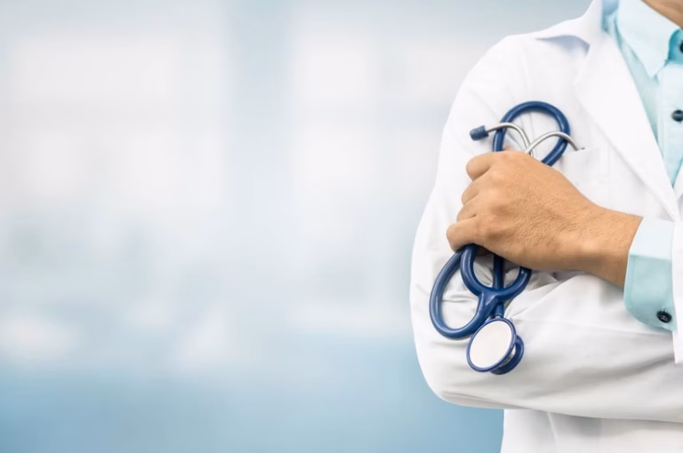 Médecine : Le gouvernement dévoile 10 260 postes d&rsquo;internes pour la promotion 2026